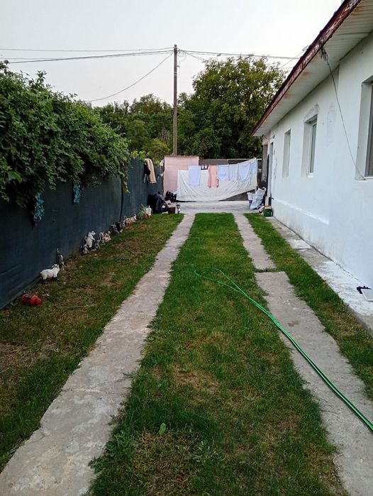 Casa de vanzare la curte