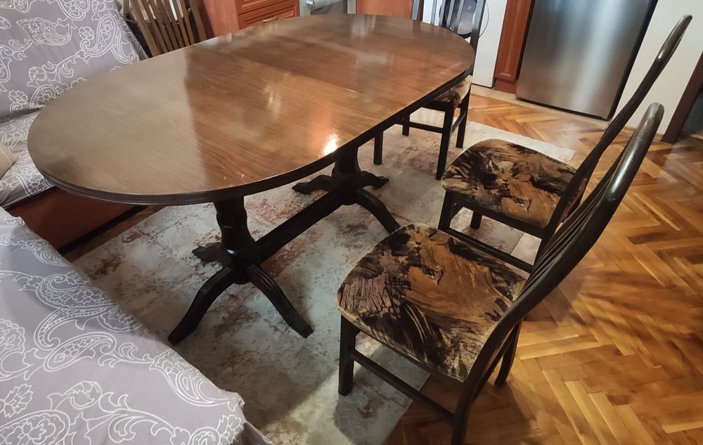 Масивна трапезна маса