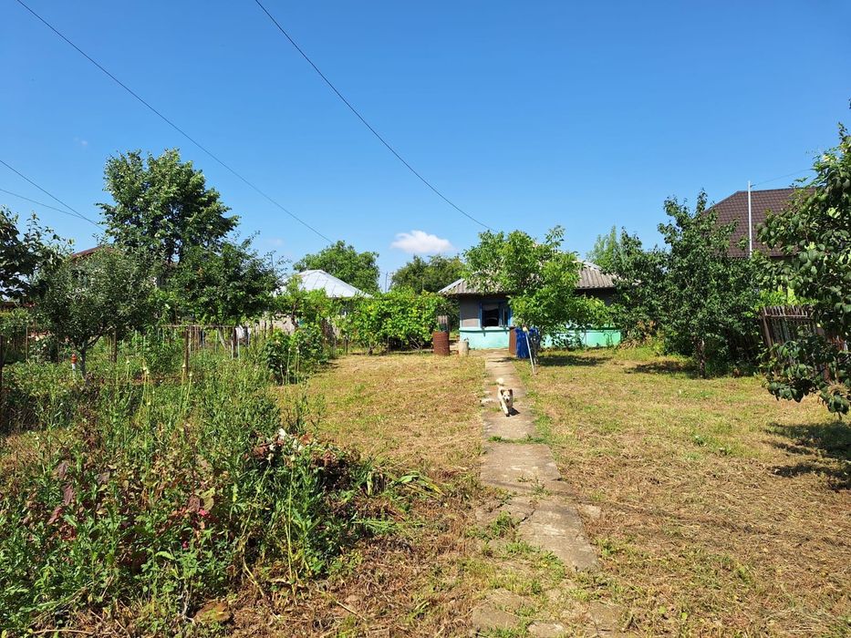 Vând teren cu casa bătrânească