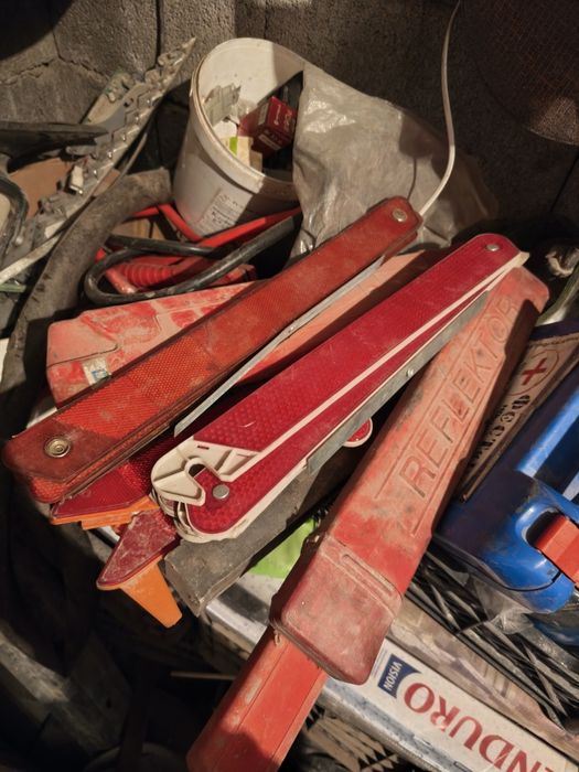 Аварийный знак, огнетушитель, аптечка по 1000