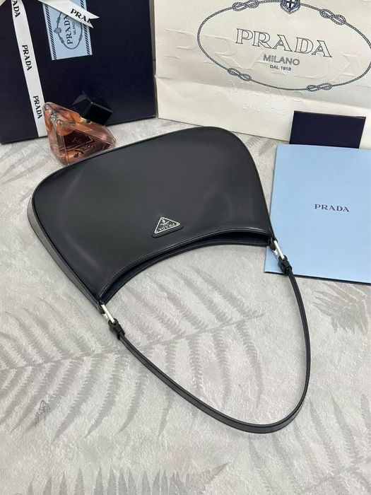 Сумка Prada Cleo medium