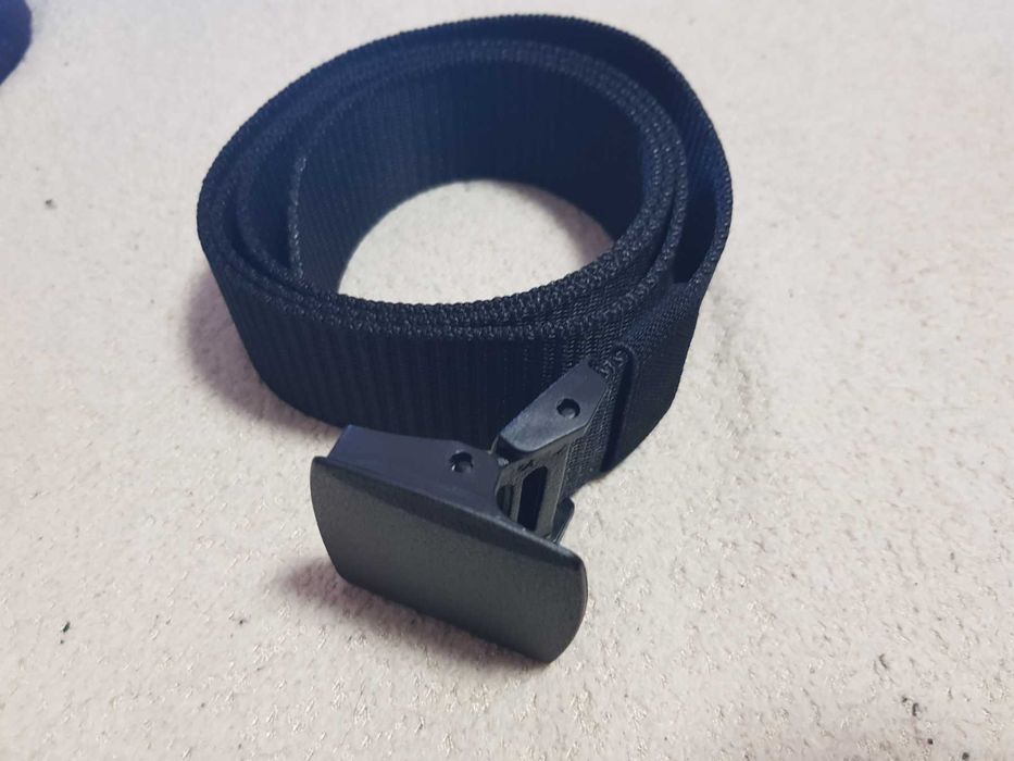 мъжки черен колан с автоматична пластмасова тока, лек и удобен