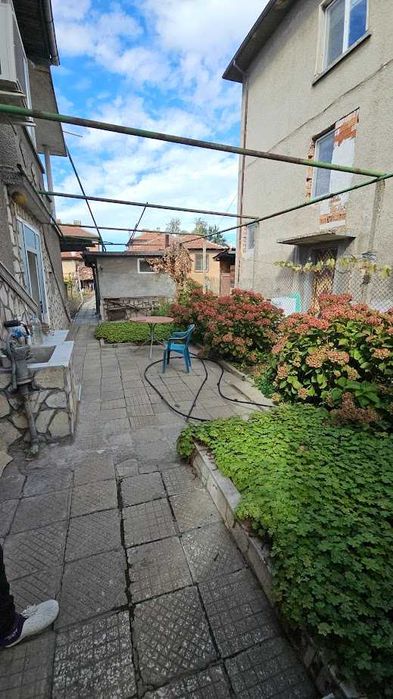 Двуетажна къща с гараж двор и пристройки Стамболийски