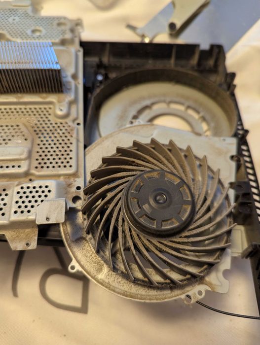 PlayStation 4, PlayStation 5 Pro - Чистка от пыли и замена термопасты!