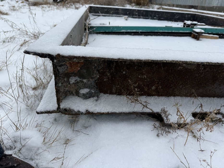 Дверь  гараж с дастовкой