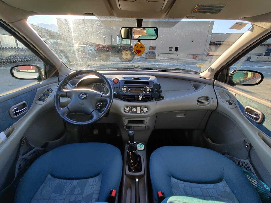 Nissan Almera Tino