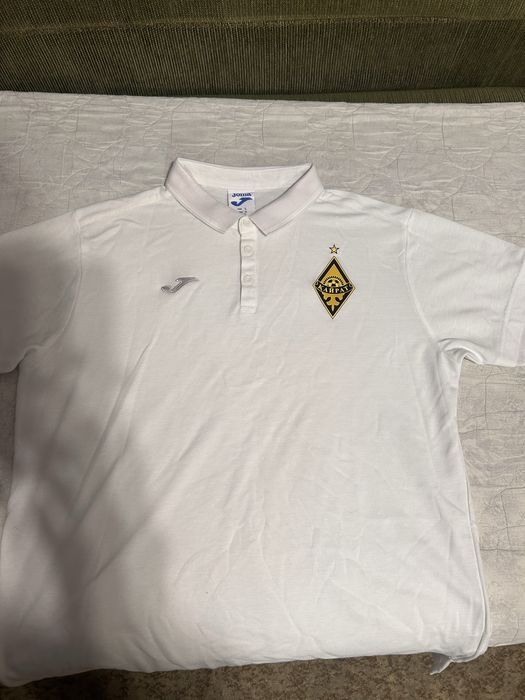 Белое поло Кайрат