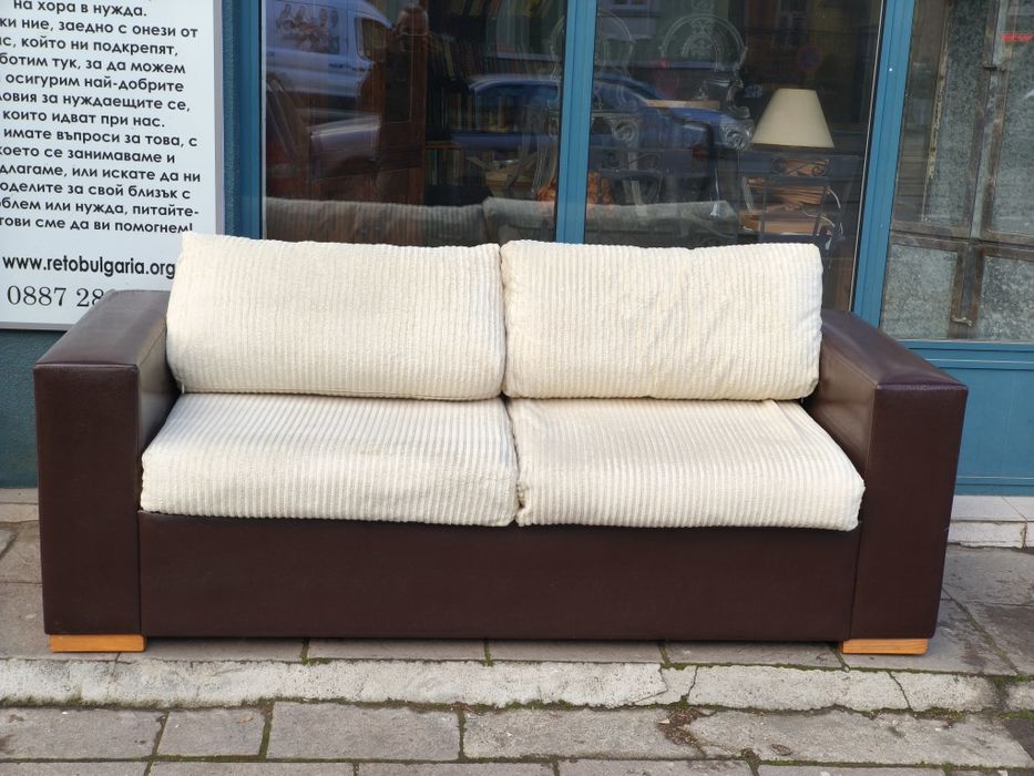 Красив кожен диван