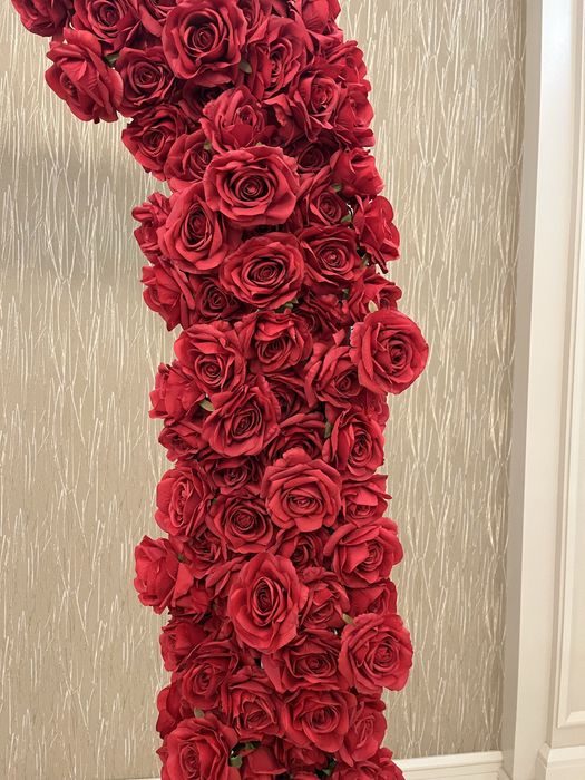 Украса за сватба арка с червени рози, стойка, статив, свещници, плата