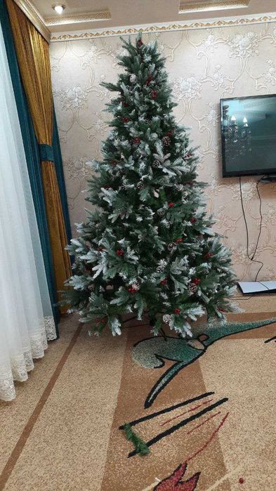 Новогоднии ёлка от 520 тысяч, под натуральную с ягодами и шишками