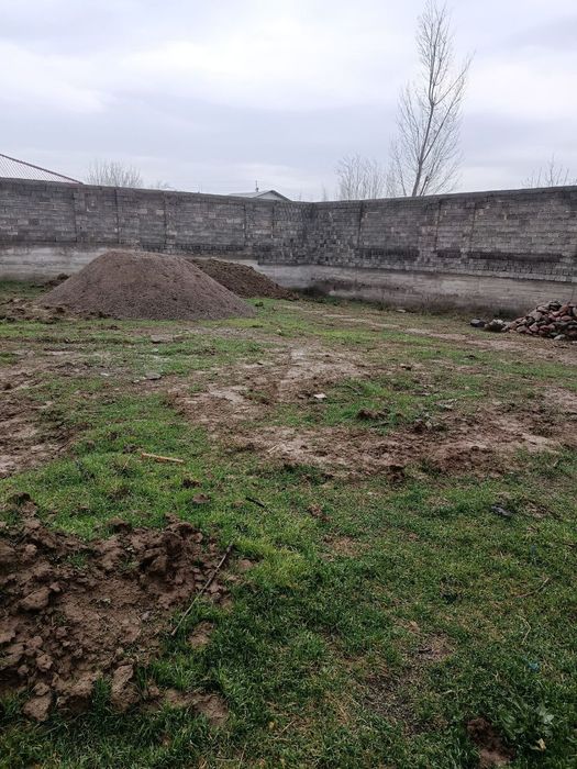 Yangi bozorda 10 sotix yer maydoni 5sotixi sotiladi