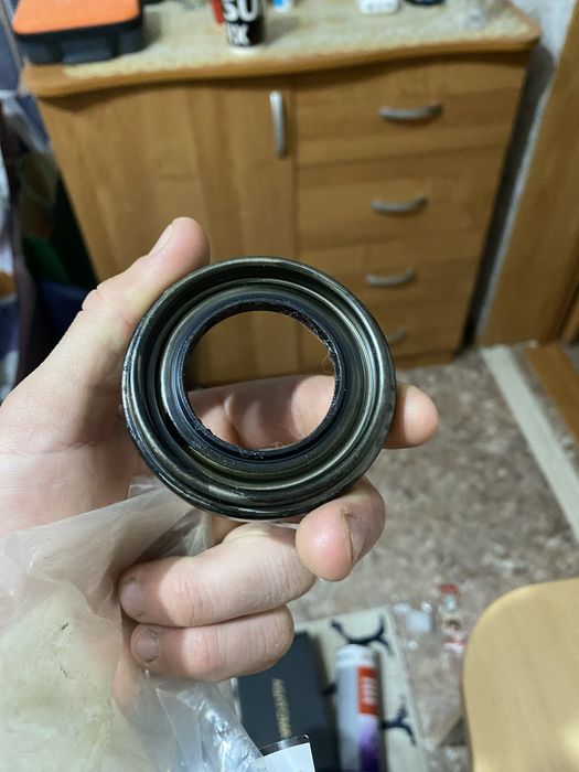 Продам сальник на мазду