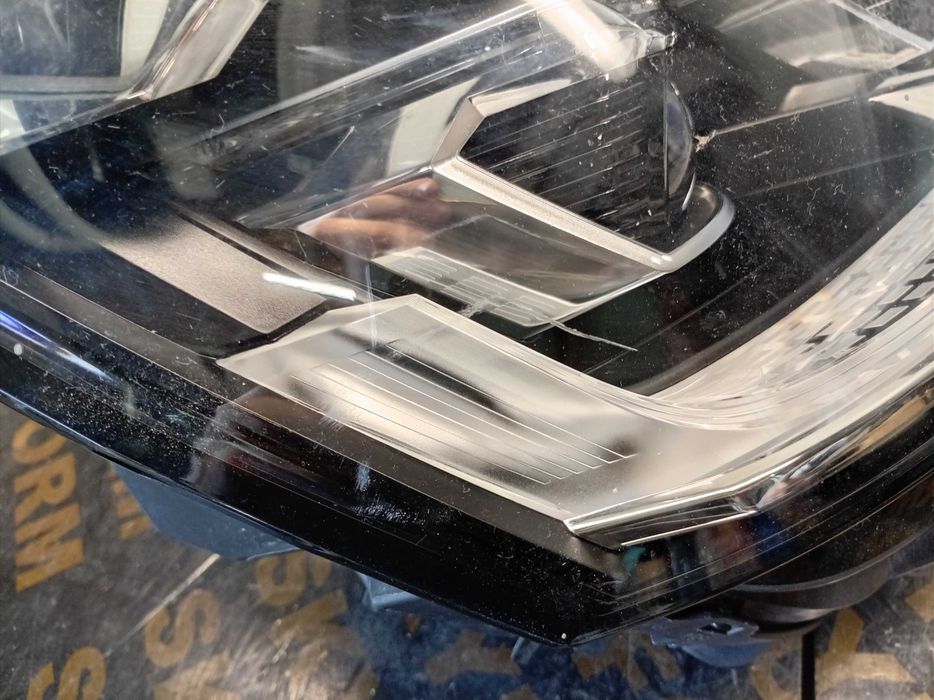 Преден десен фар Volkswagen T6.1 2019