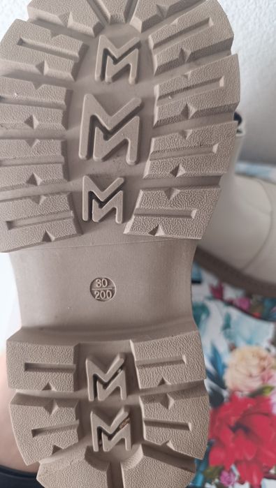 Продам осенние ботинки