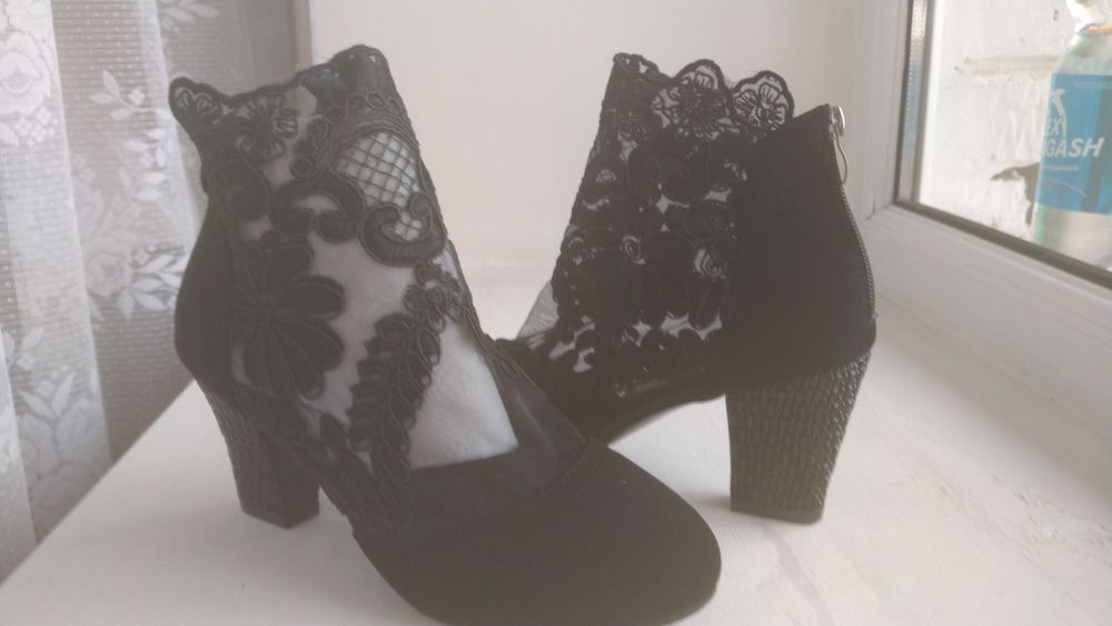 Продам оригинального дизайна туфли,черные,37 размер,замок.