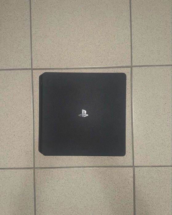 Продавам СПЕШНО PS4 512 gb като нов!!! С 2 джойстика, 11 хубави игри, оригинален кабел за зареждане и безплатна профилактика преди да ви го изпратя.