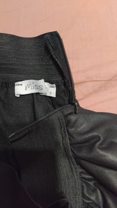 Черна поличка с дантела