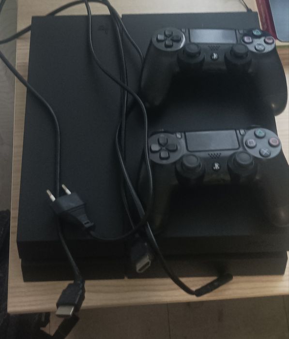 PlayStation 4 с 2 контролера, 9 игри и с 1TB