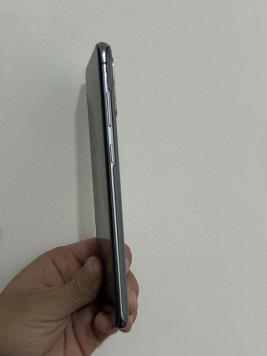 Samsung s20+ 5g  12 /256 Hech qanday qirilgan chaqa joylari yoq .