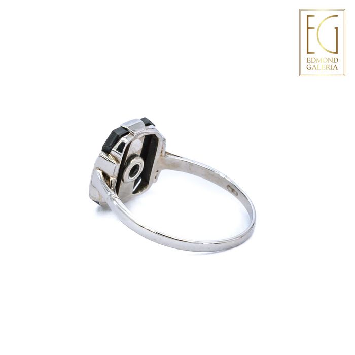 Inel Art Deco din aur alb și platină, decorat cu onix și diamant