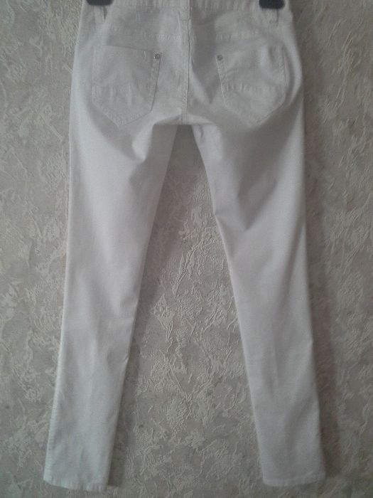 Белые джинсы на низкой посадке