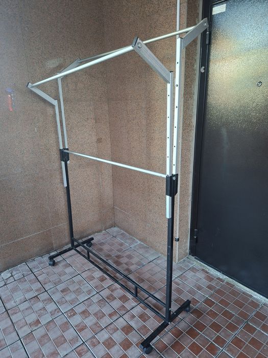 Передвижная напольная вешалка для одежды