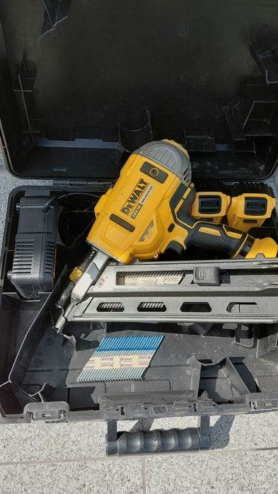 Такер/ пистолет за пирони до 9см Девалт DeWalt DCN692