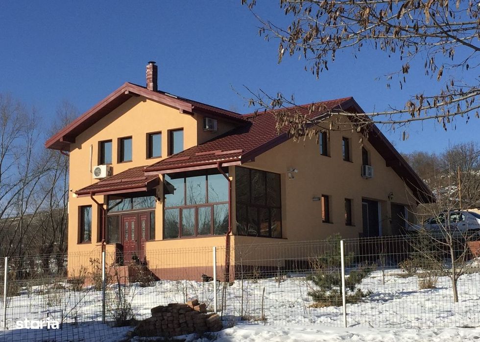 Vand vila si 8807mp teren in Gura Vaii- la 12 km de Piatra Neamt