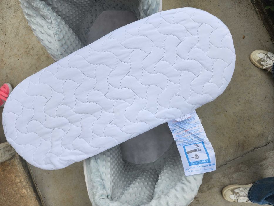 Кошница на Моисей "Kinder Valley"с люлееща се стойка  и матрак