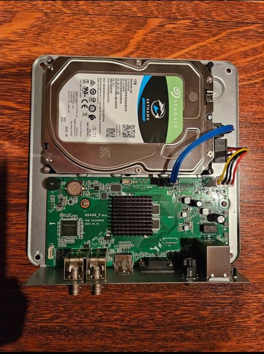 DVR camere supraveghere Hikvision pentru 4 camere + Hard 1TB