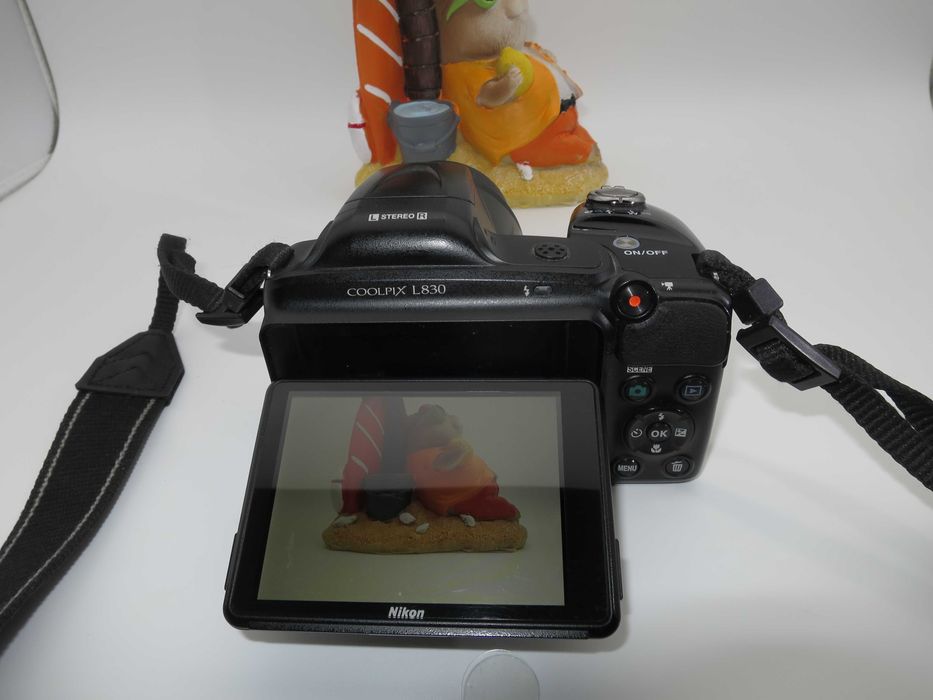 Nikon Coolpix L830 компактен цифров фотоапарат с огромен 34х оптичен зуум, дигитална камера Full-HD видео клип, и флип екран, като НОВА, рабои отлично