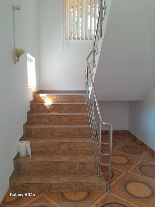 Închiriez apartament în vila