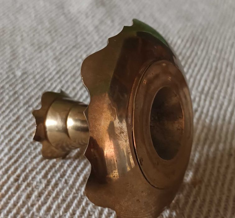 Дървени и бронзови свещници