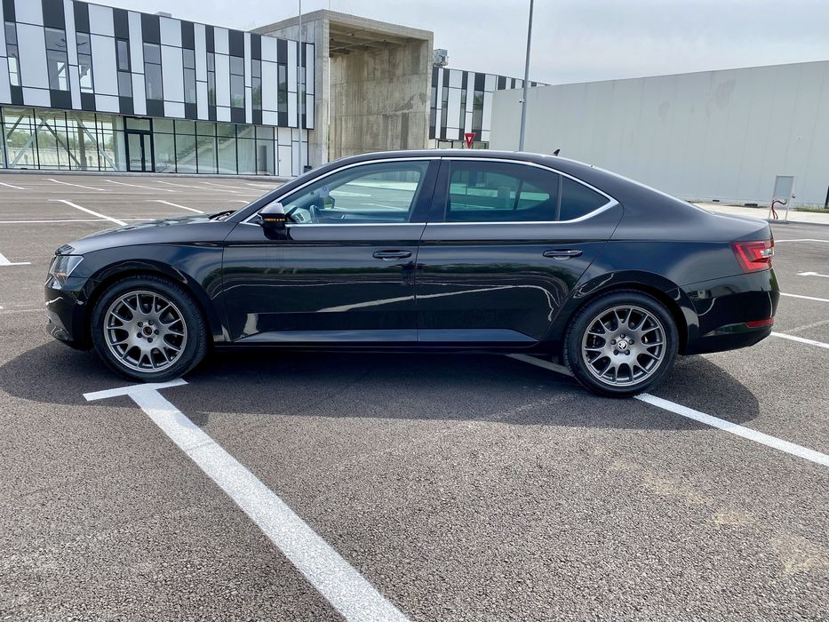 Skoda Superb 2.0 diesel 150cp Car Vertical