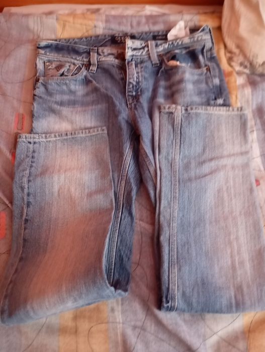 Мъжки дънки за ползване.