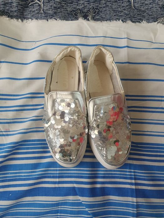 Продам женские кроссовки