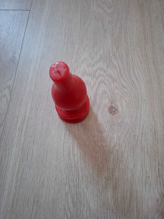 Червена нова свещ