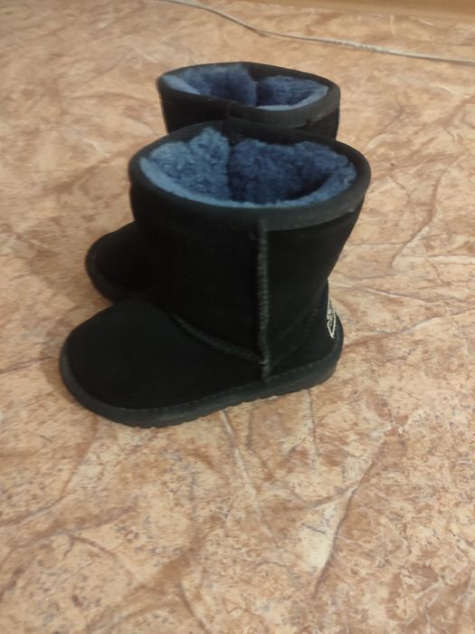 Угги черные зимние  отличном состояний