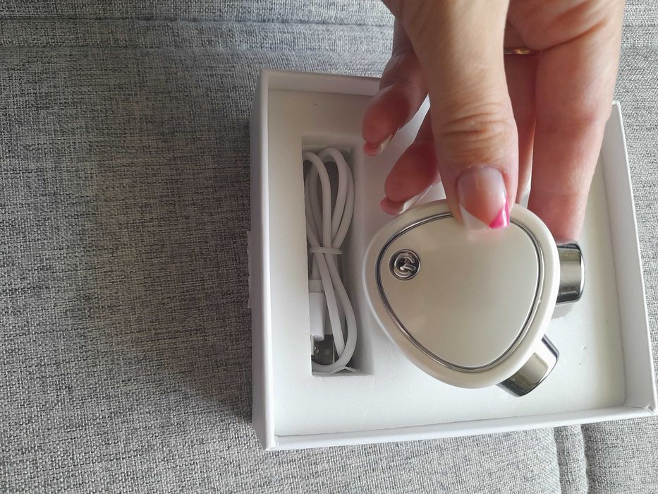 Микротоковый массажёр для лица