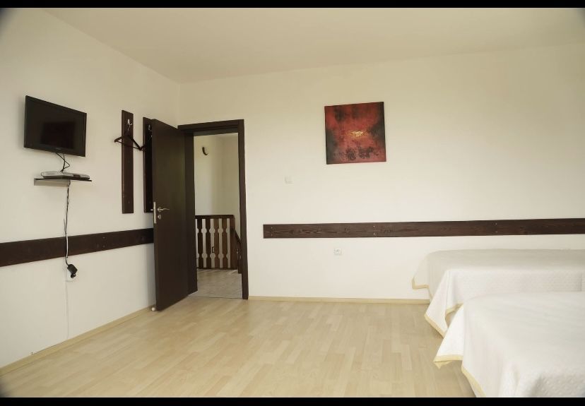 Дава се под наем Къща в с. Юнец, Област Варна - 180 кв.м за 150000 € - Снимка #8