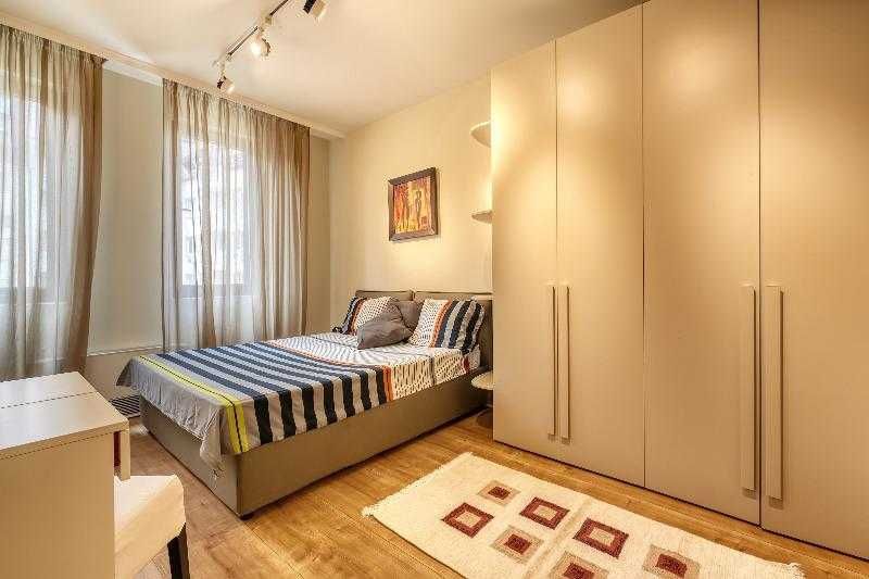 Дава се под наем Тристаен апартамент в София, Зона Б-18 - 95 кв.м за 498.27 € - Снимка #2