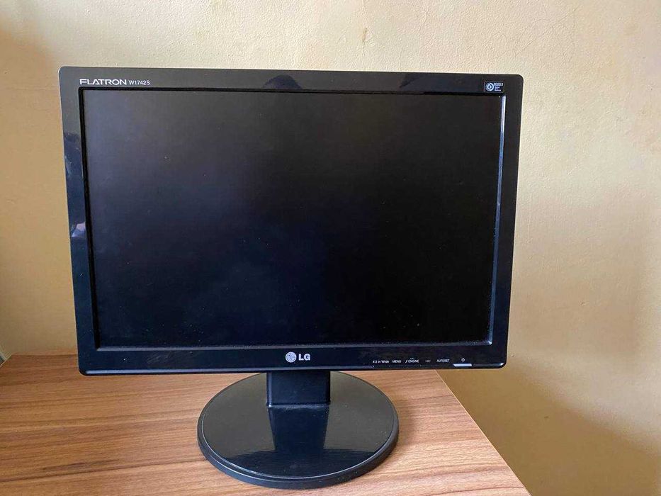 Монитор LG в хорошем состояние