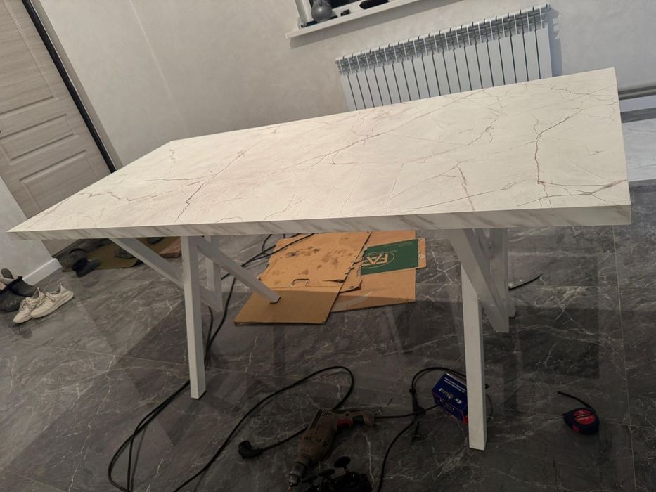 Стол новый,  удобный