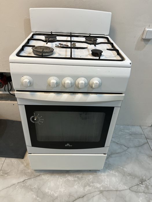 Продам газ плиту Delux