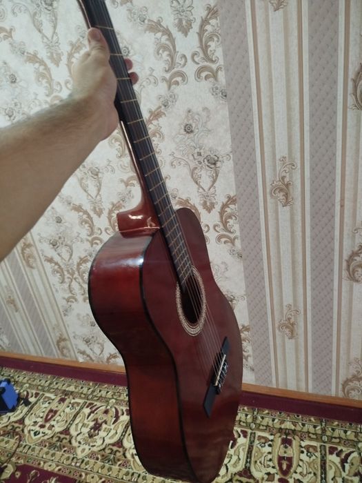 Klassik Gitara yangi 1 oy buldi olganimga sotiladi.Aybi yoq