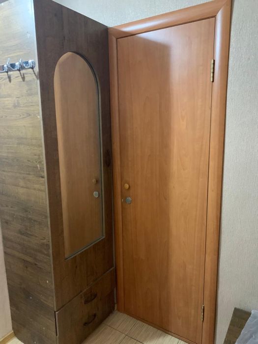 Прихожая шкаф и вешалка