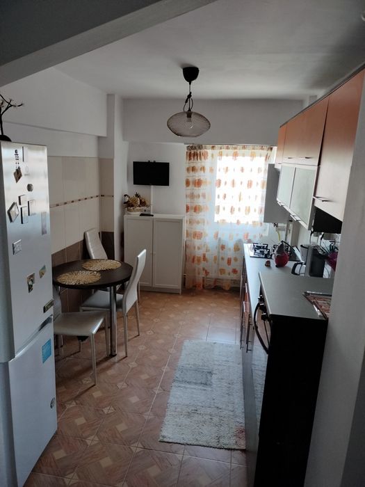 Închiriez apartament 3 camereUnirii Sud, decomandat