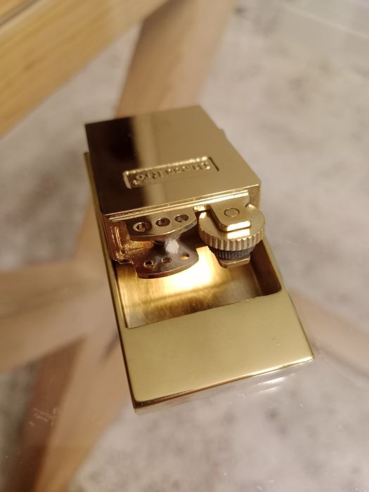 Бензиновая зажигалка.