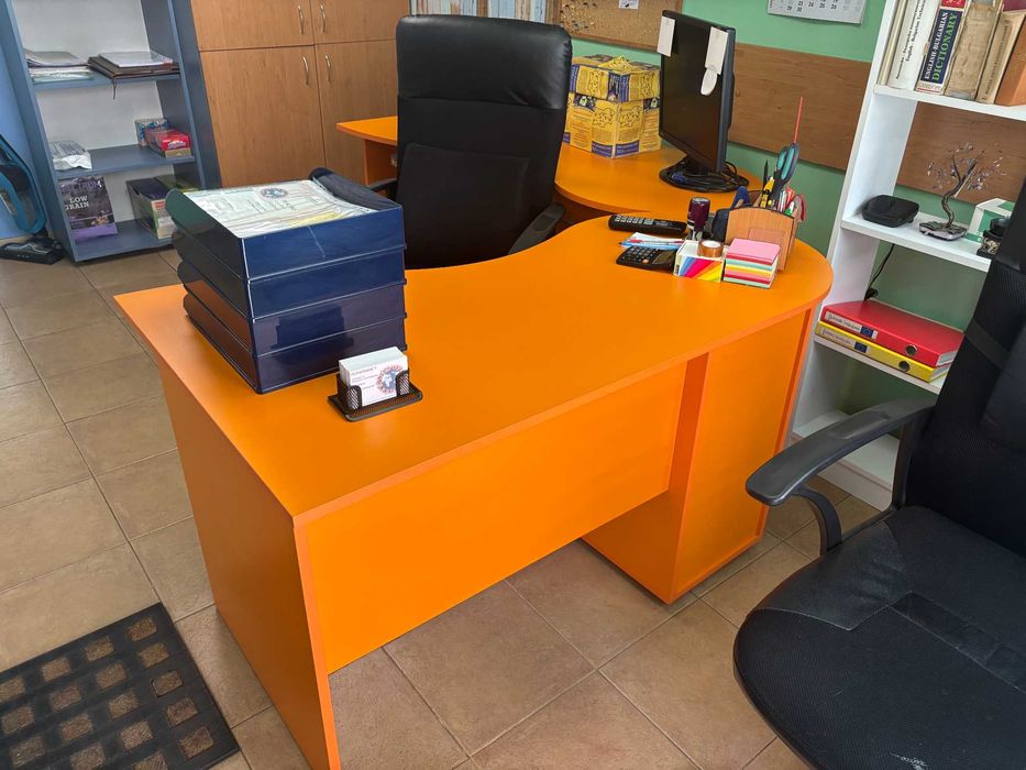 Две отделни и стоящи долепени заедно бюра в атрактивен цвят