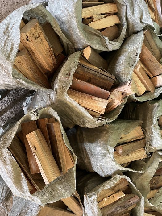 Сухие дрова в мешках.